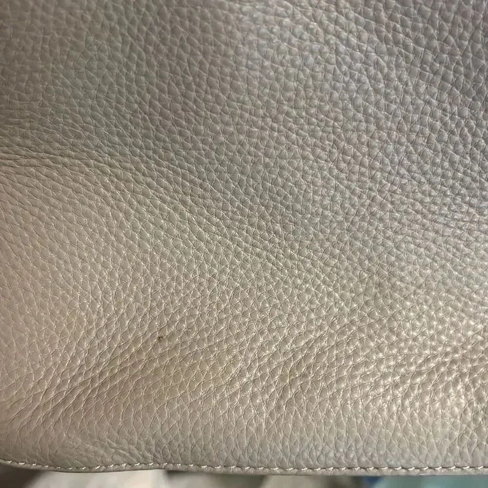 ✨Tory Burch Women's Natural Robinson Pebbled Triple-Zip Tan Satchel✨
